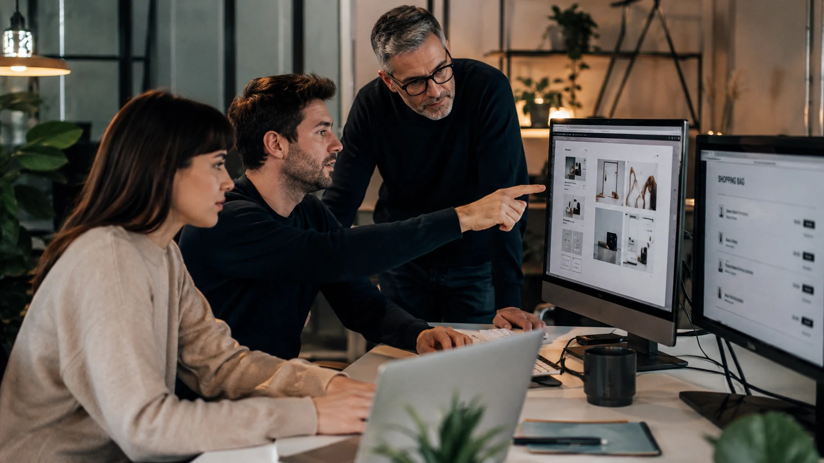 Equipo ecommerce trabajando en diseño, desarrollo y revisión de tienda online