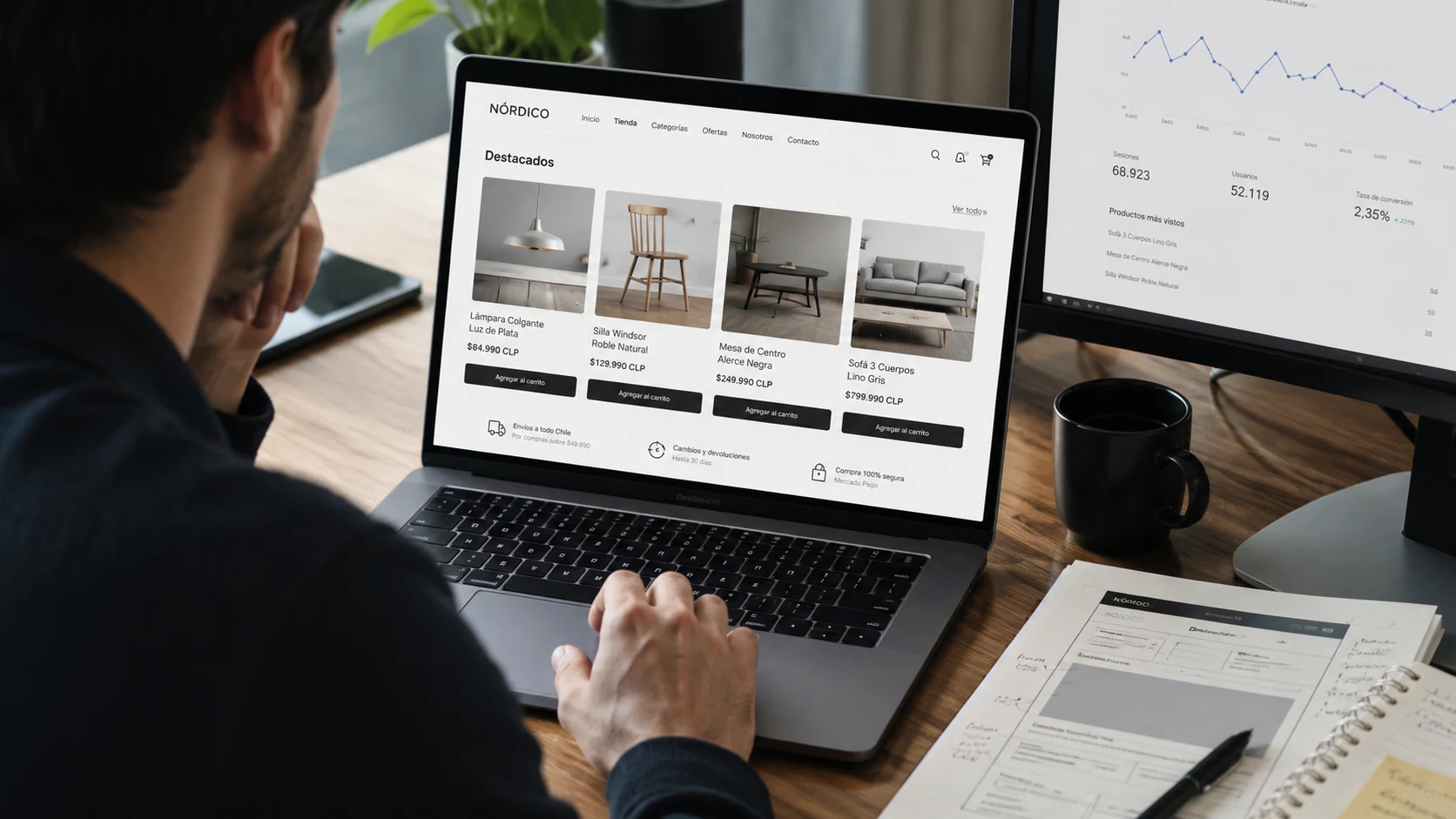 Profesional revisando tienda ecommerce y métricas en un espacio de trabajo